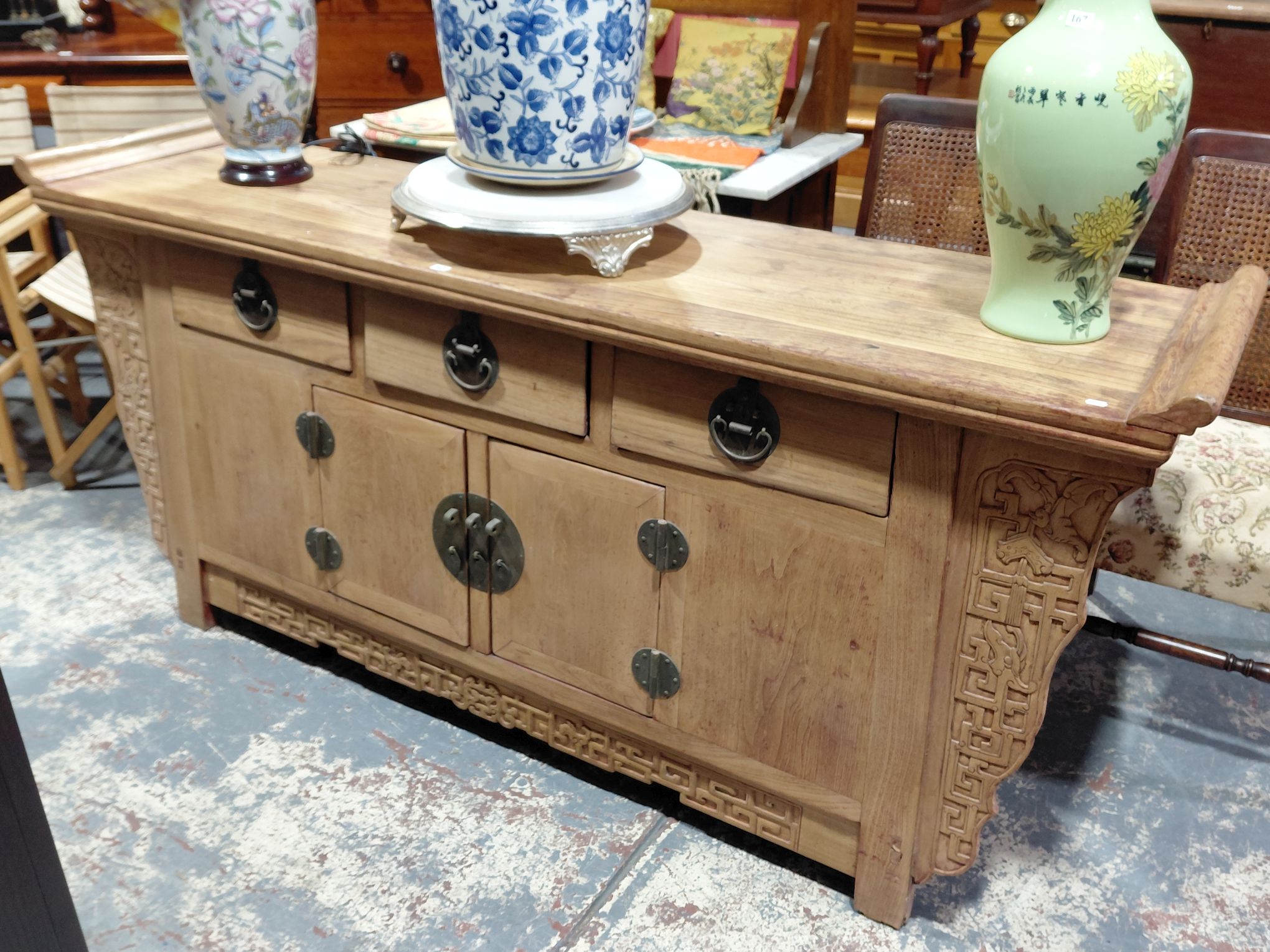 163 · CHINESE ALTER CABINET