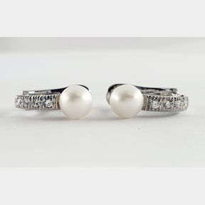 18CT WHITE GOLD HUGGIE EARRINSG WITH 0.100CT DIAMONDS & IMITATION PEARLS - 51929/12769