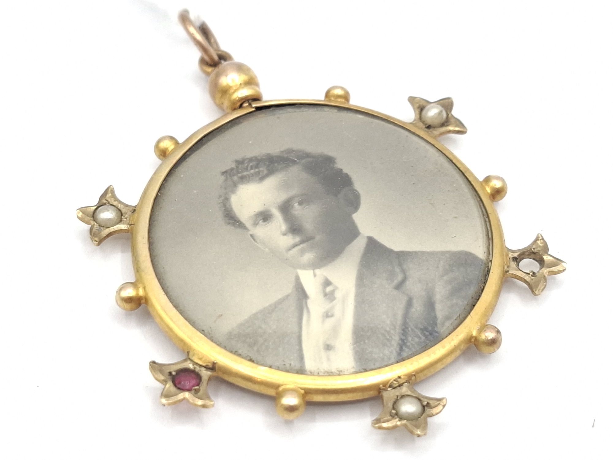 276 · VICTORIAN 9CT DOUBLE PICTURE PENDANT