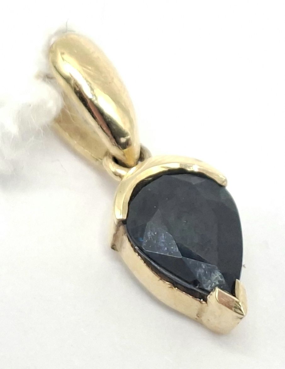 1146 · 9CT GOLD SAPPHIRE PENDANT