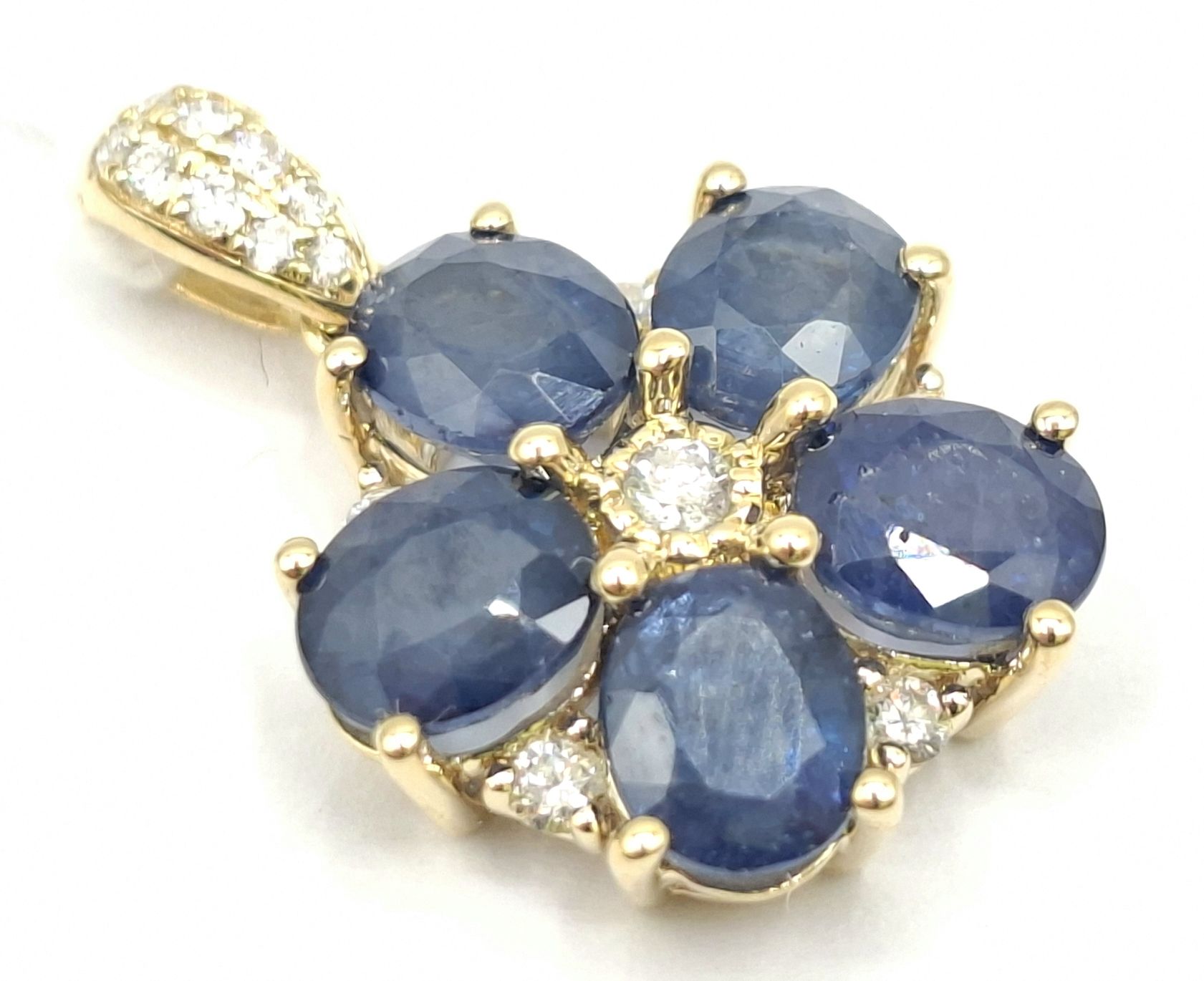 1156 · 9CT GOLD FLORAL PENDANT
