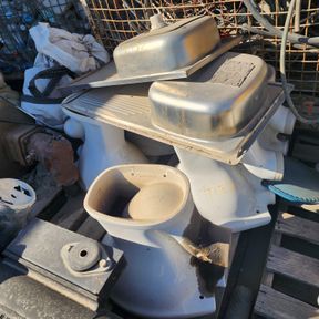 LOT ASSORTED SANITARY FIXTURES (INCL: 2X STAINLESS STEEL BASINS & 5X TOILETS SEATS)