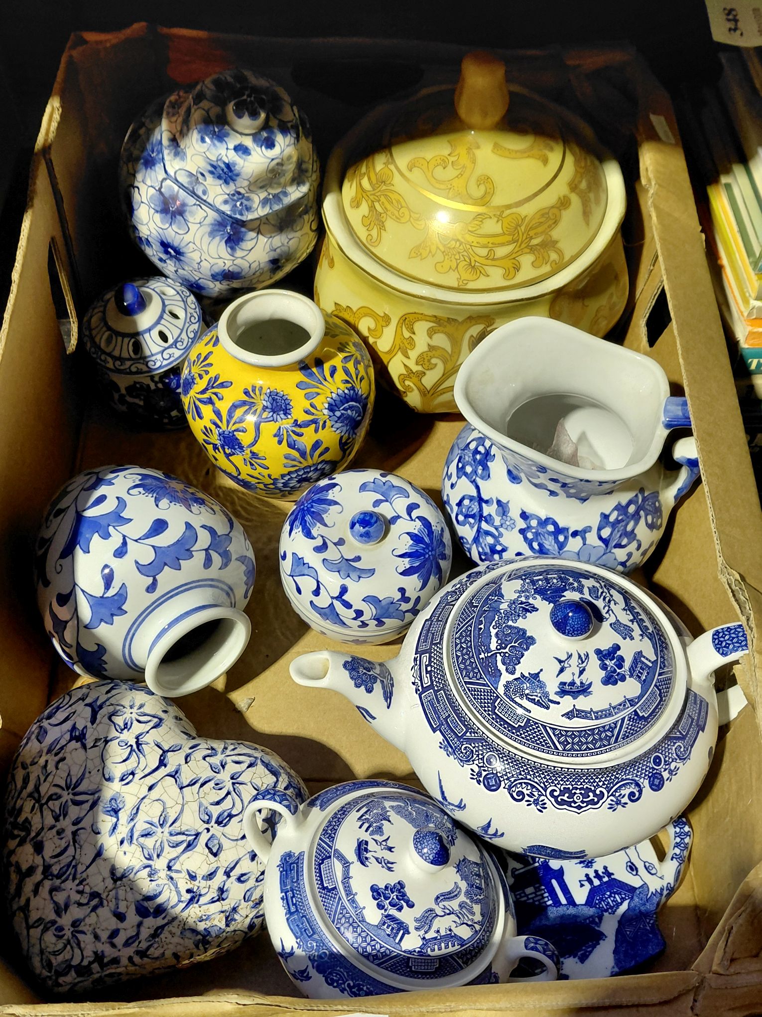 349 · GROUP OF DECORATIVE CERAMICS