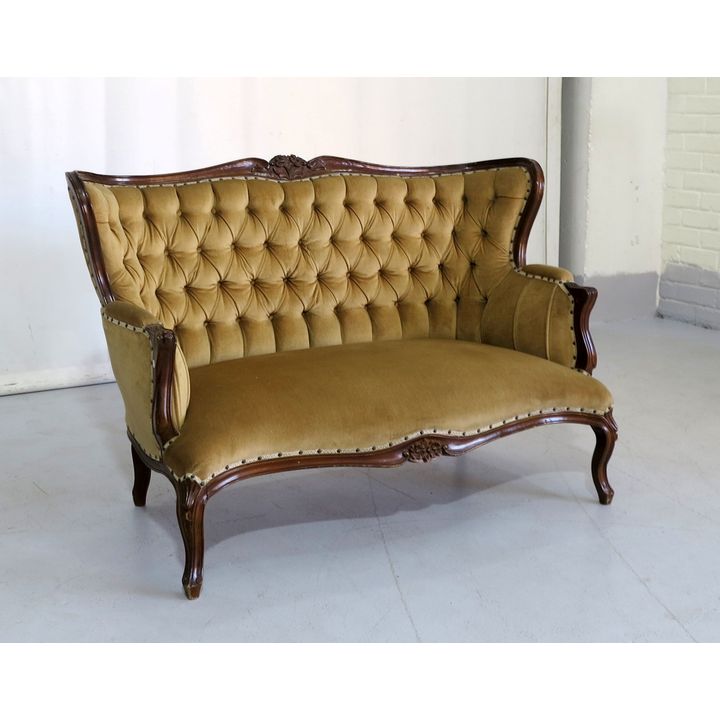 BUTTON UPHOLSTERED SETTEE