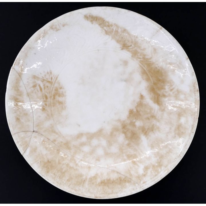 Persian 17th Cent. Gombroon Ware Dish 8''