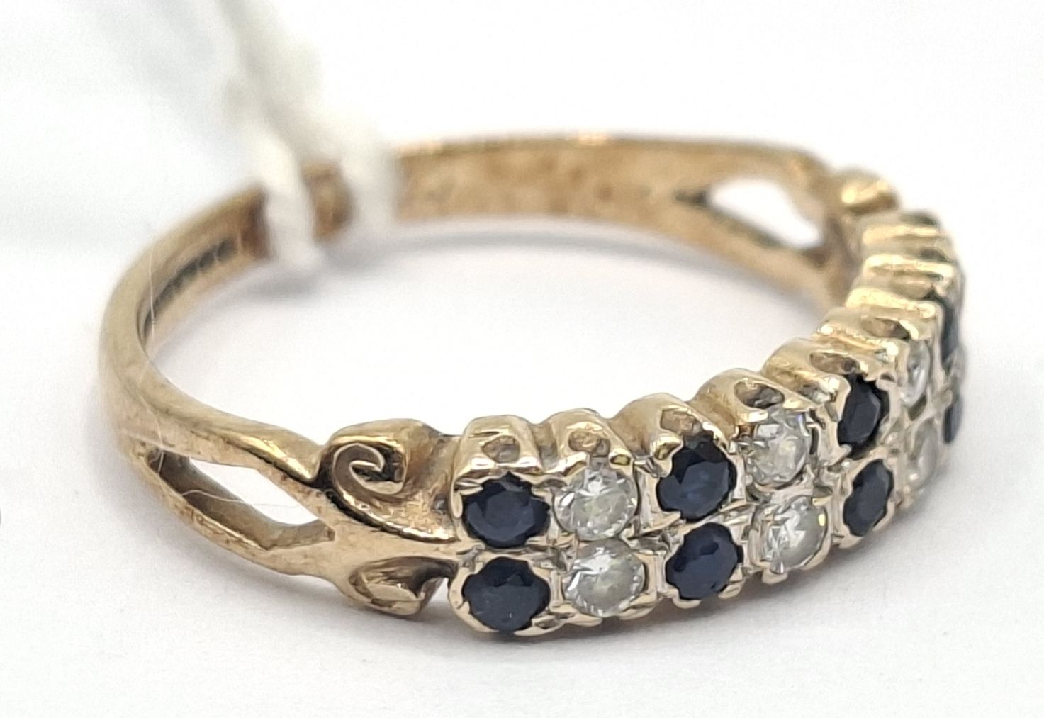 1031 · ANTIQUE 9CT ROW RING