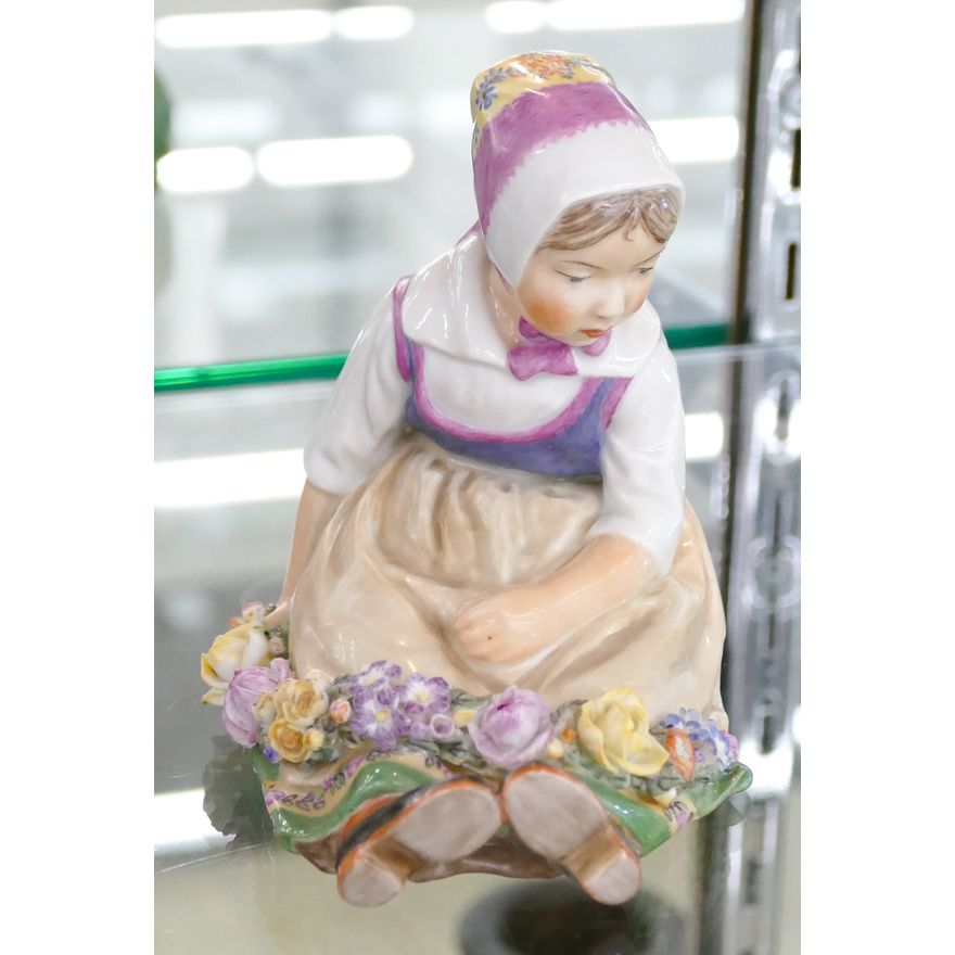 Royal Copenhagen 12418 Carl Hansen Sealand Girl Porcelain Figure 4.5''