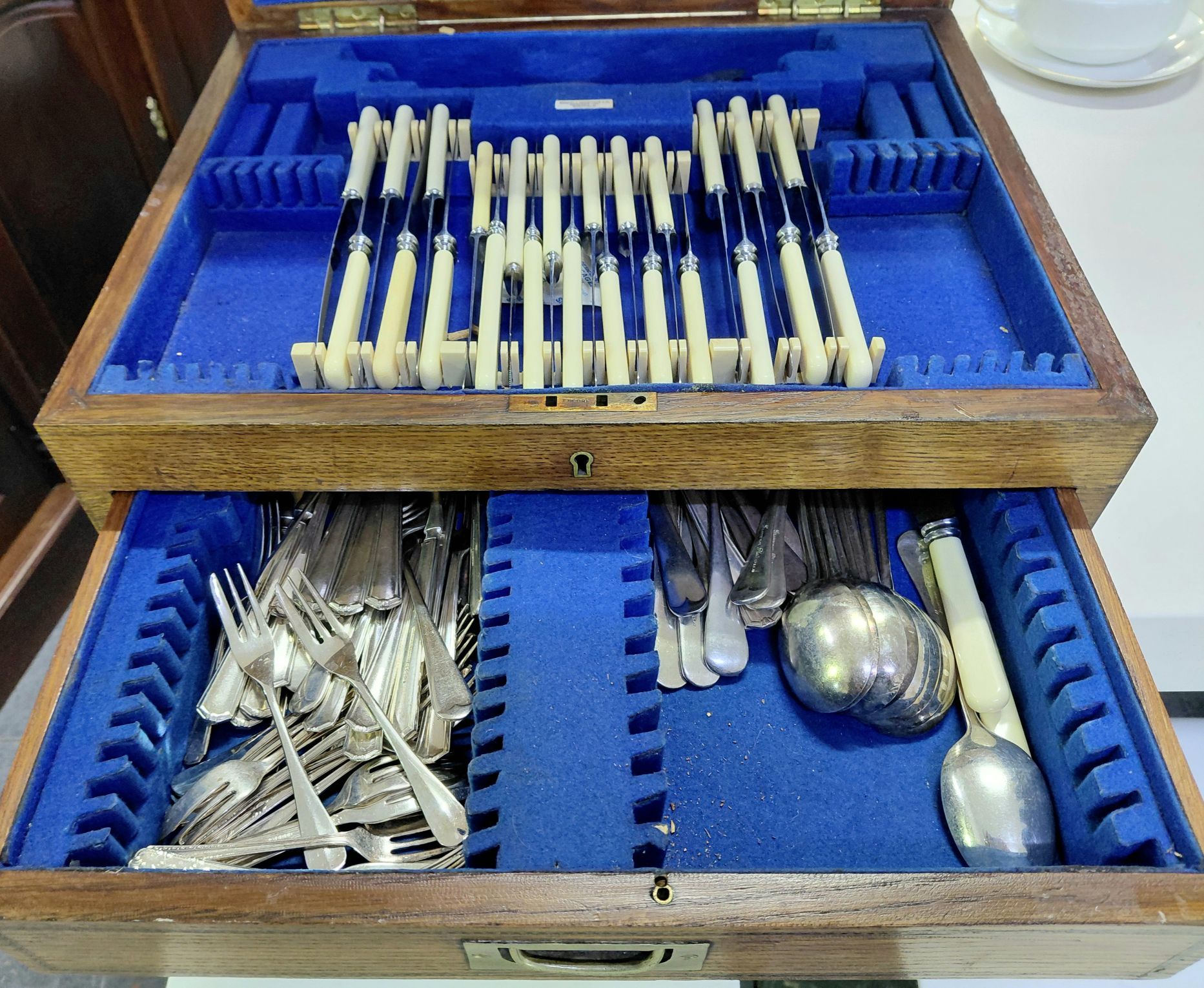 83 · OAK CUTLERY CANTEEN