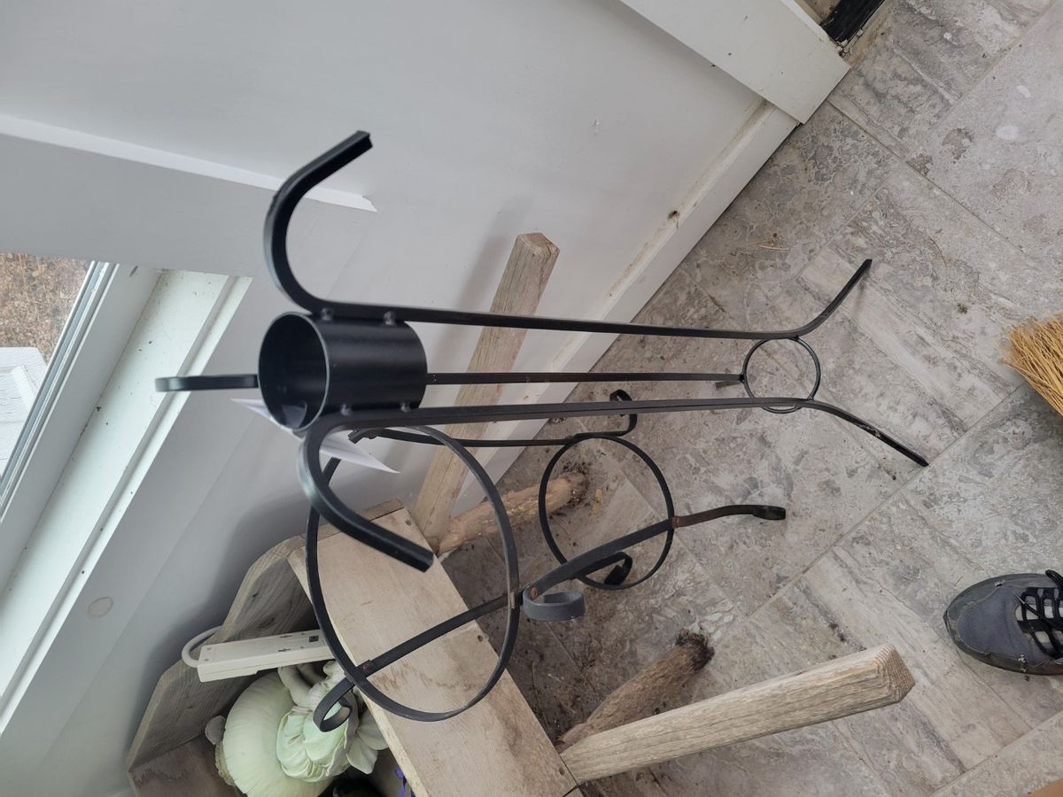 2 Metal Garden Stands and Finial Midwest Auctions, LLC