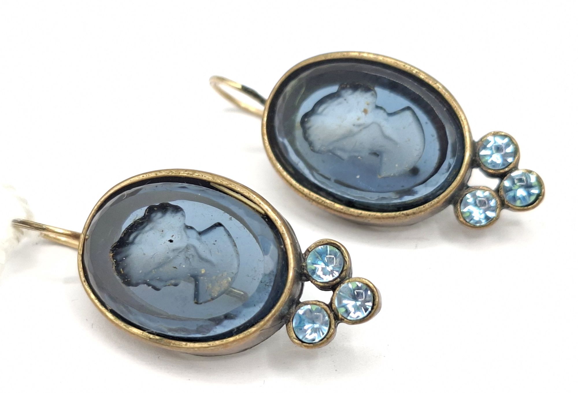 1029 · A PAIR OF GILT INTAGLIO EARRINGS