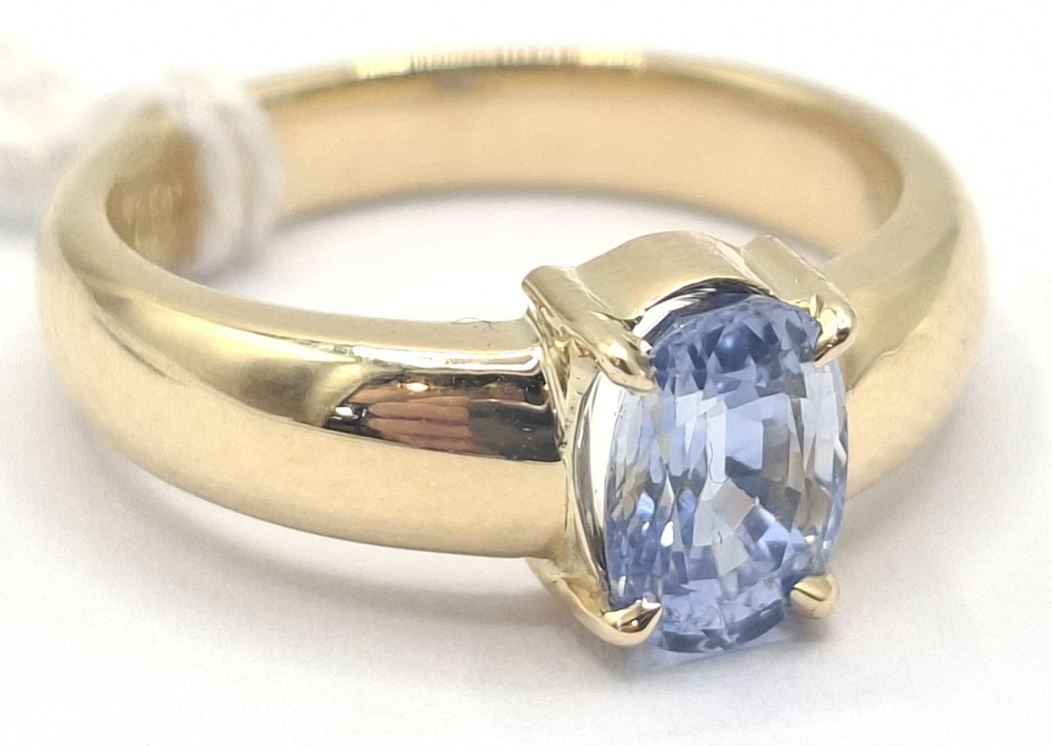319 · 18CT GOLD SAPPHIRE RING
