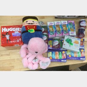 HUGGIES LITTLE MOVERS DIAPERS 22 PCS, 2X PLUSHIES,5X RAINBOW DREAMS SLIME, 4X RAINBOW DREAMS PUTTY 2 PACK, 3 SLIME 5 PACK