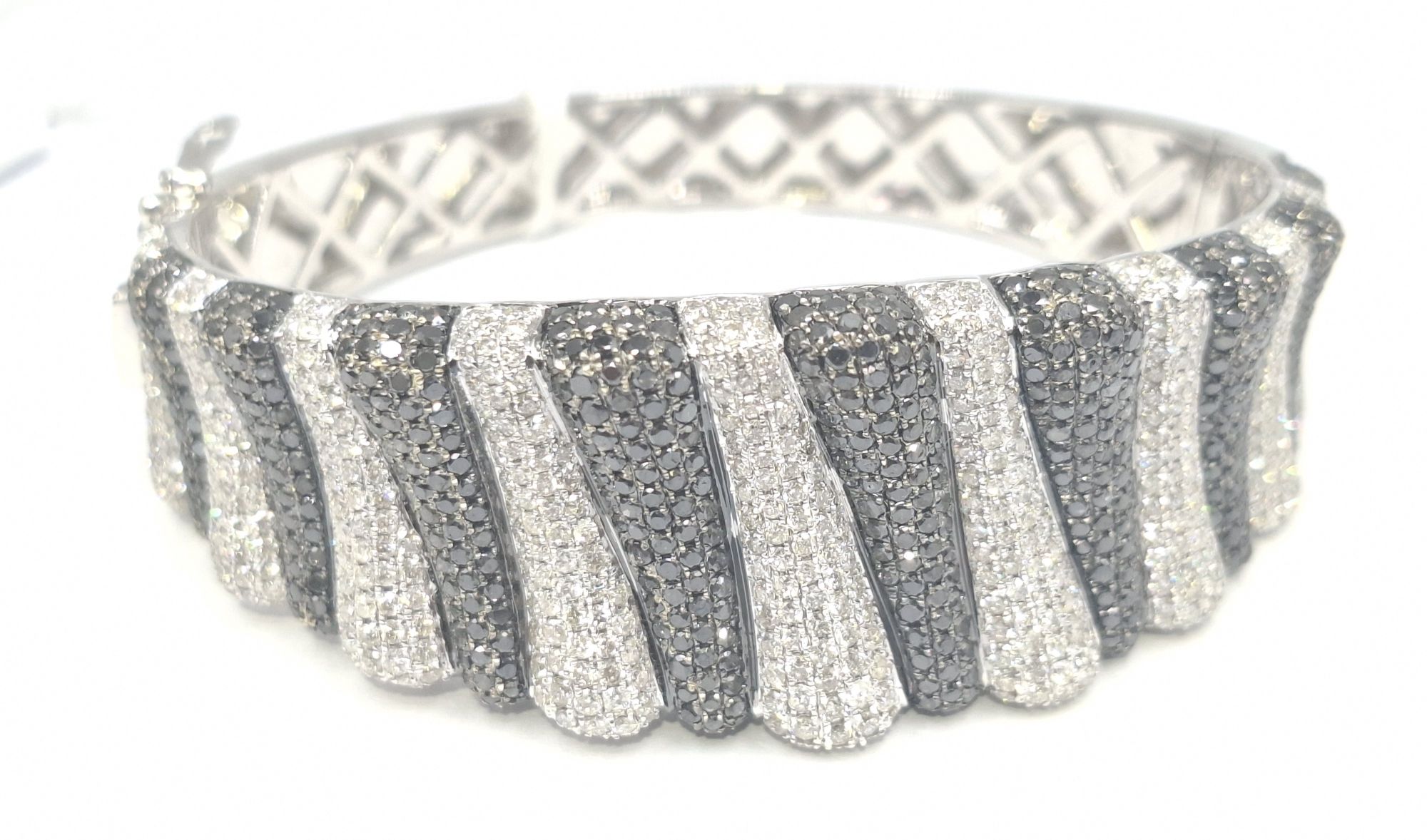 14ct Black And White Diamond Bangle