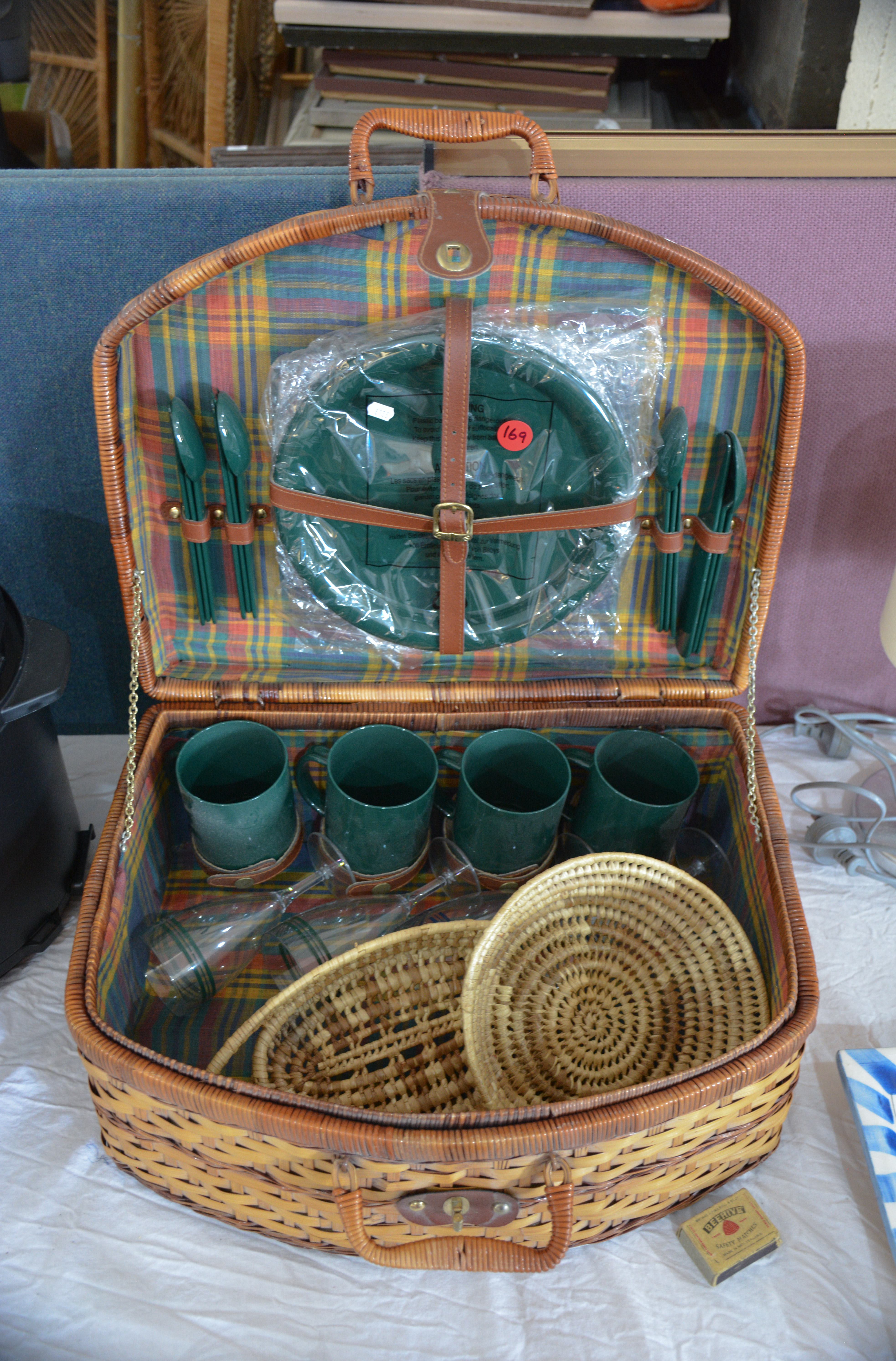 Picnic Basket Set — NZ auction result