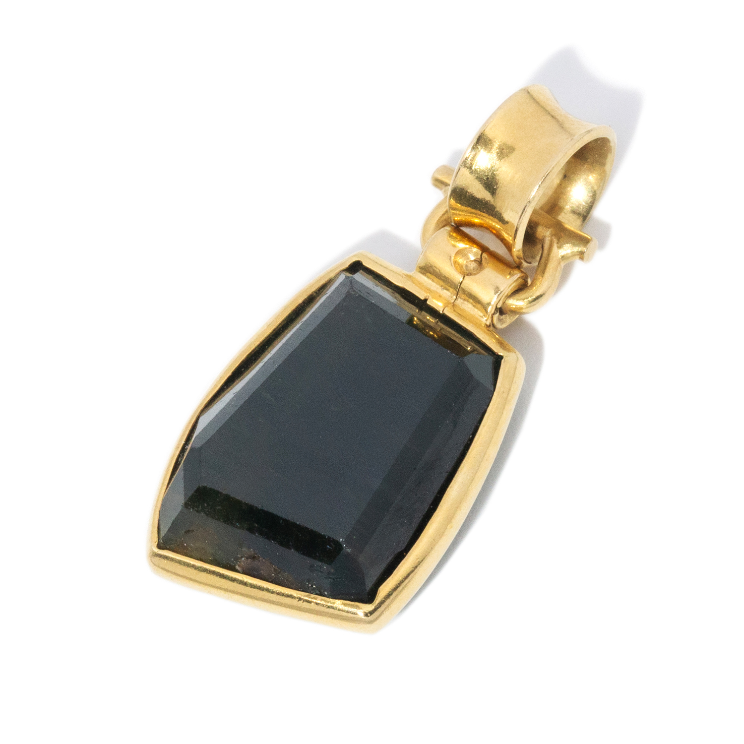 32 · Sapphire Pendant in 18ct Gold