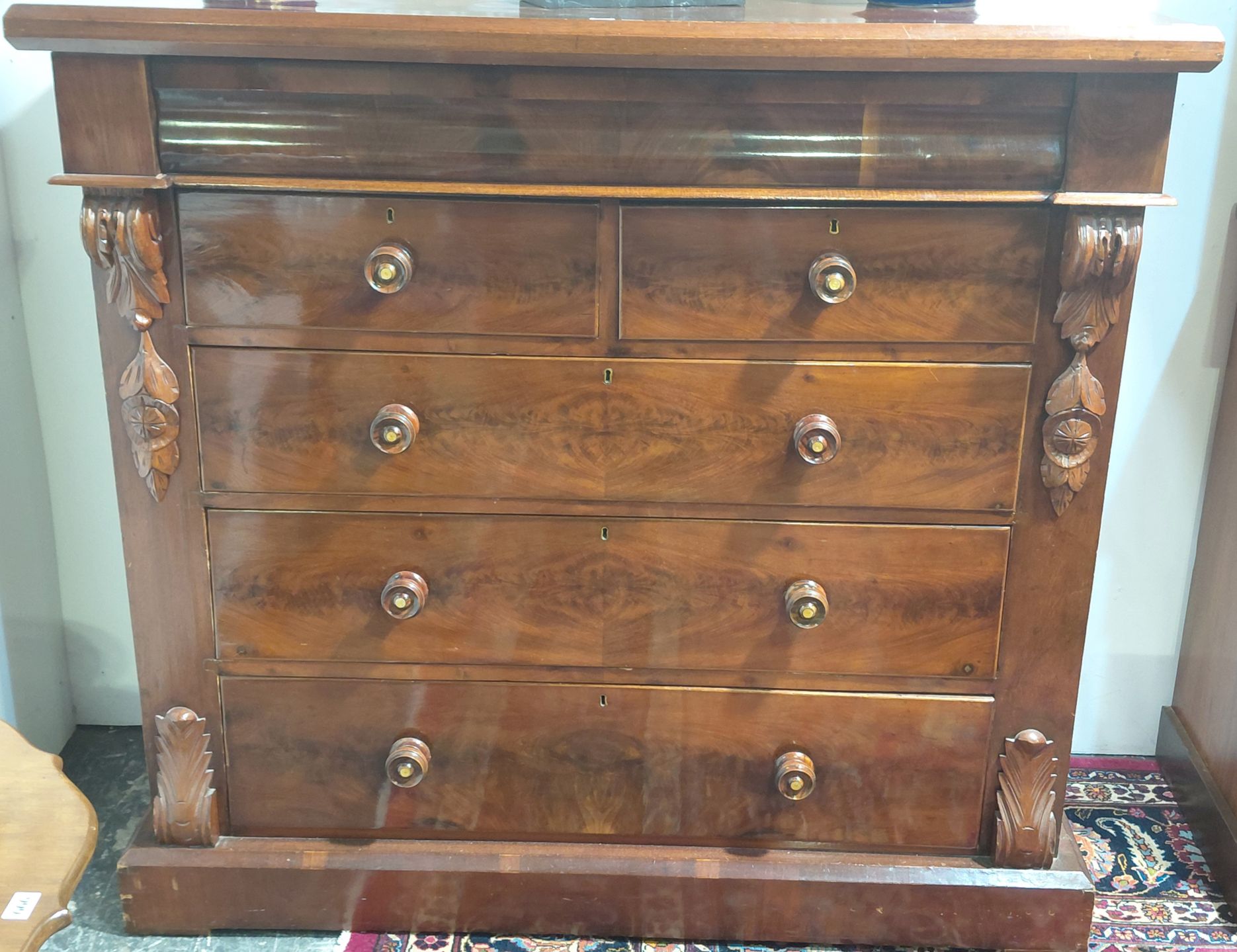 673 · VICTORIAN CHEST OF DRAWERS