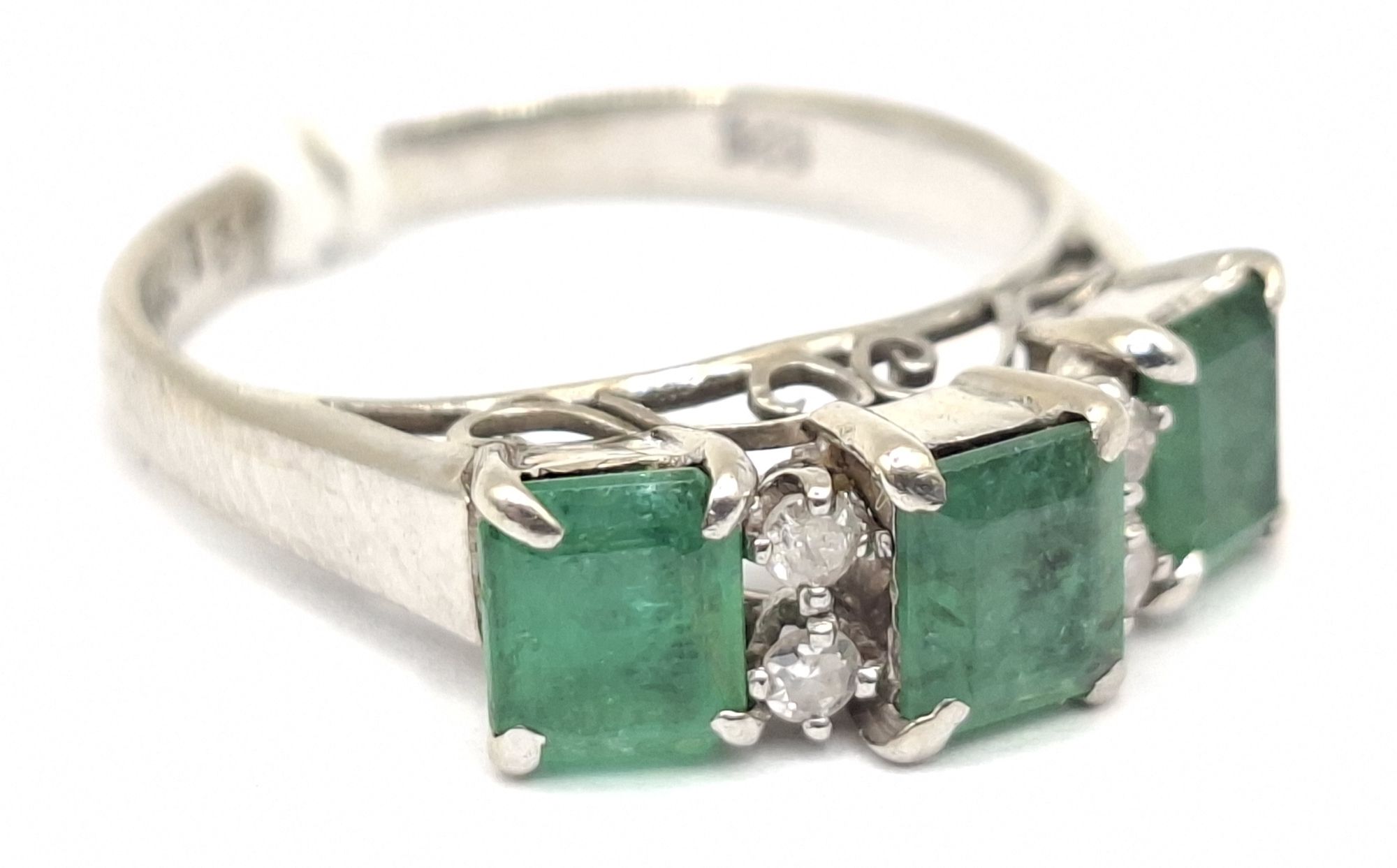 1142 · EMERALD AND DIAMOND RING