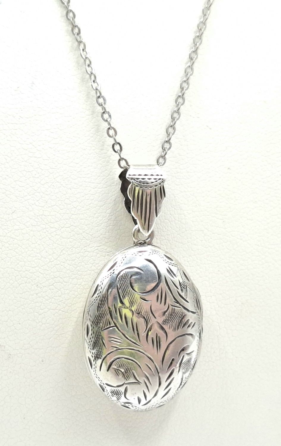 1103 · SILVER LOCKET ON CHAIN