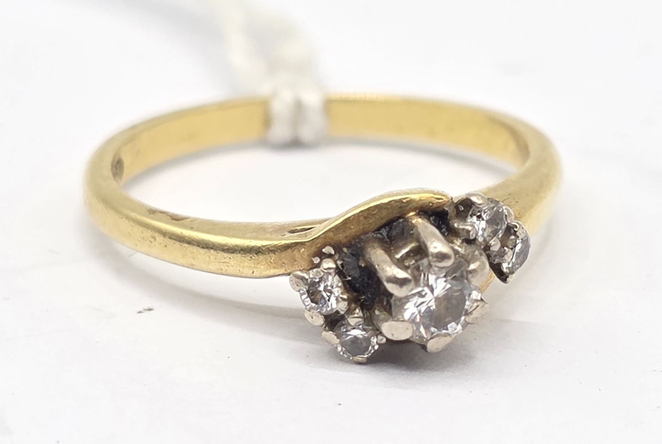 135 · 18CT ANTIQUE DIAMOND RING