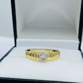 Elegant 0/25ct Diamond Cyclops Yellow Gold Ring - 9ct - size M.5 - 1/47g - 50693/262