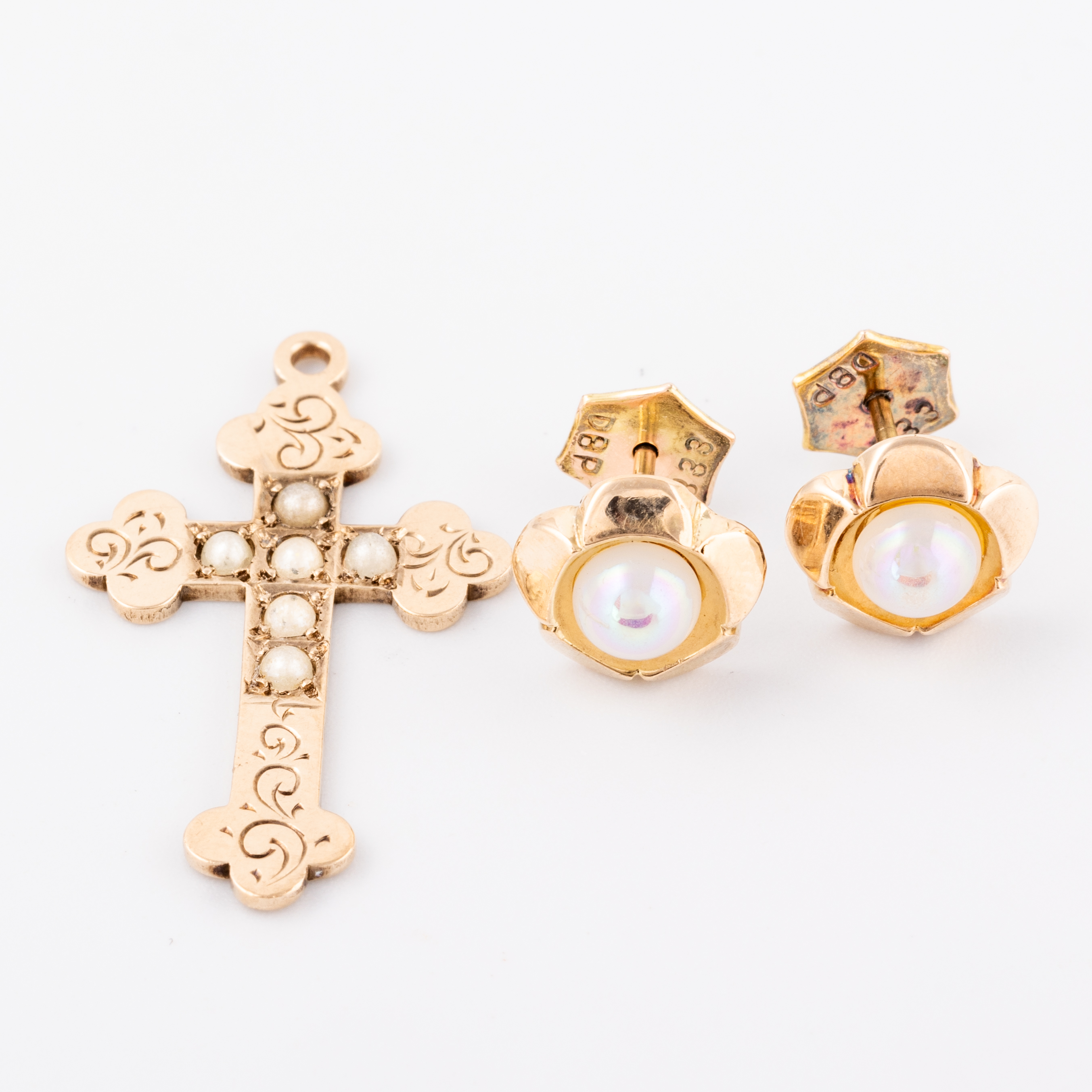 9ct Gold Pendant & 8ct Gold Earrings