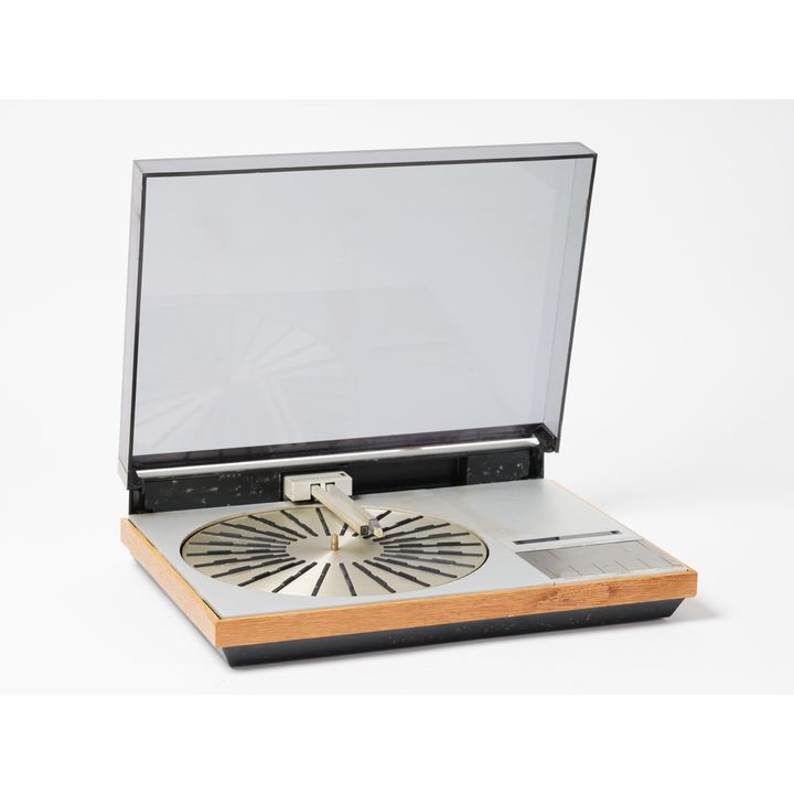 Bang and Olufsen - A vintage Beogram 4004 stereo turntable