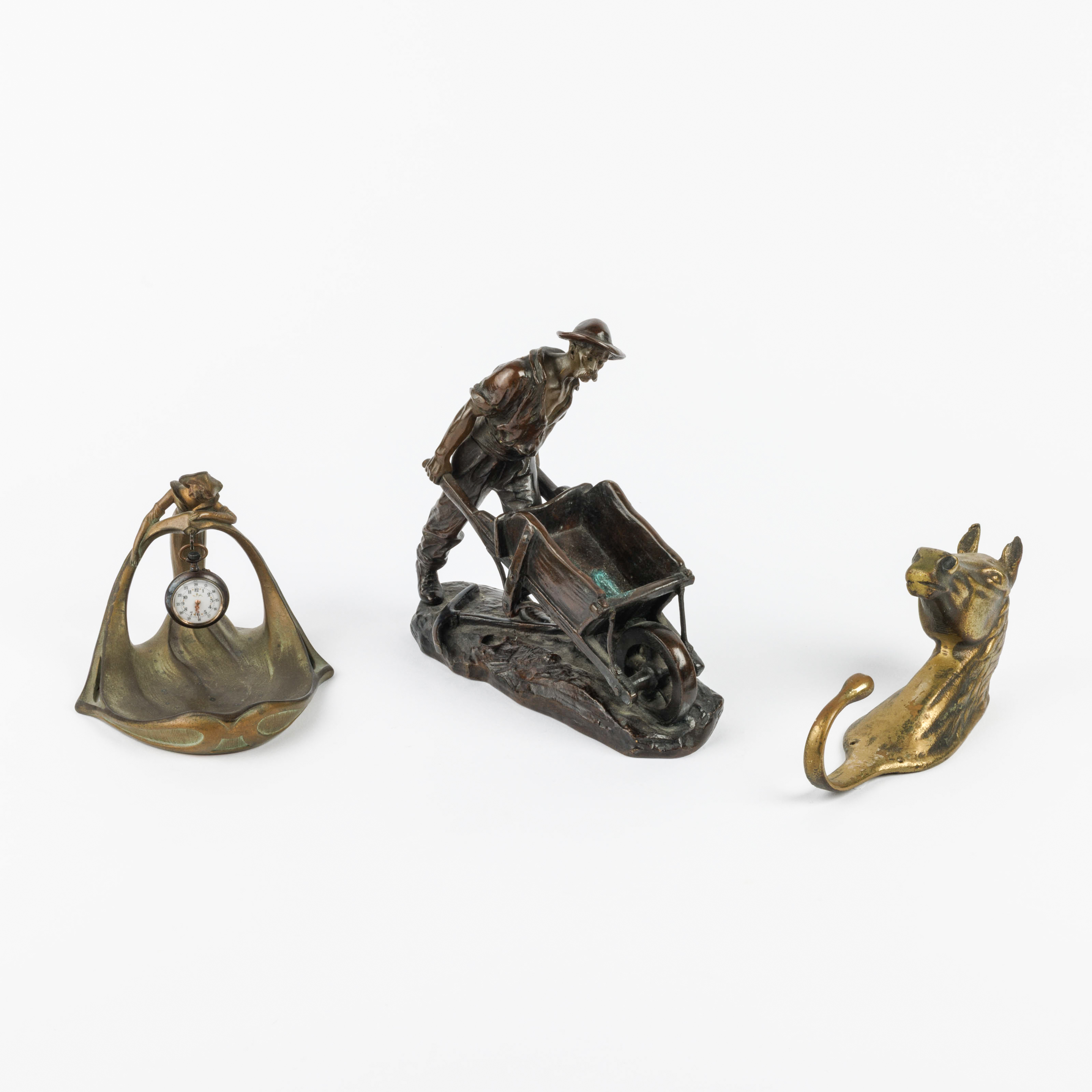 Three Art Nouveau period items in bronze. 1. Vide-poche – kavel bij Bernaerts, Antwerp
