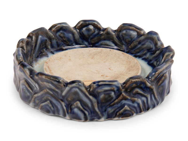 A Underglaze Red and Blue Porcelain 'Wave'-Form Inkstone
Diameter 5 in., 12.7 cm.