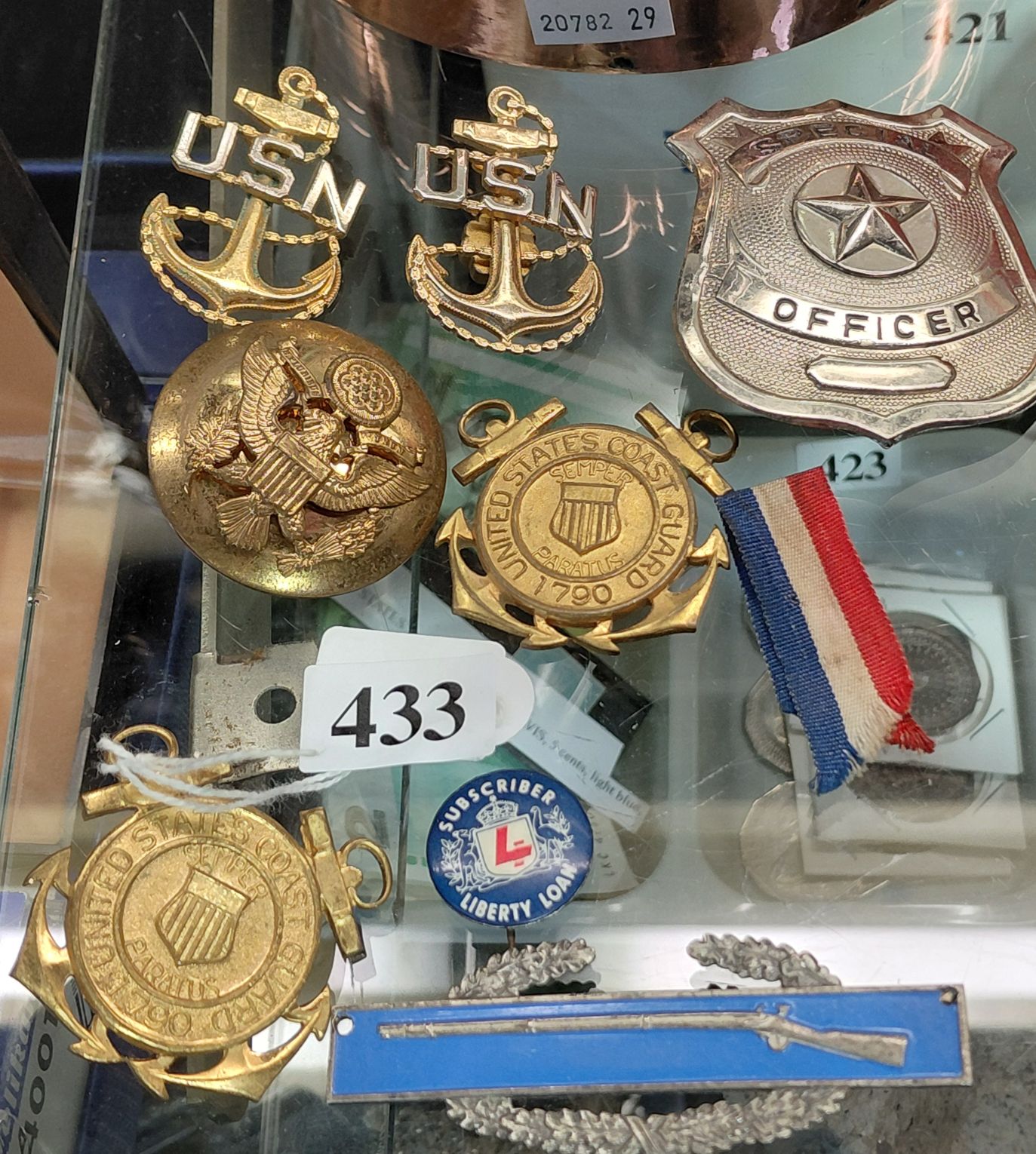 USA BADGES, RIBBON AND BROOCH