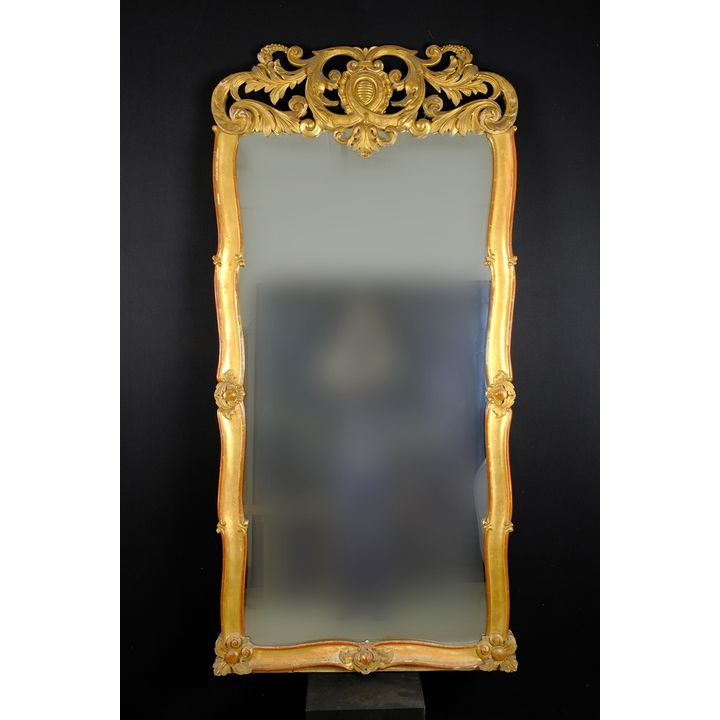 Grand et long miroir en bois doré sculpté.  Autriche
