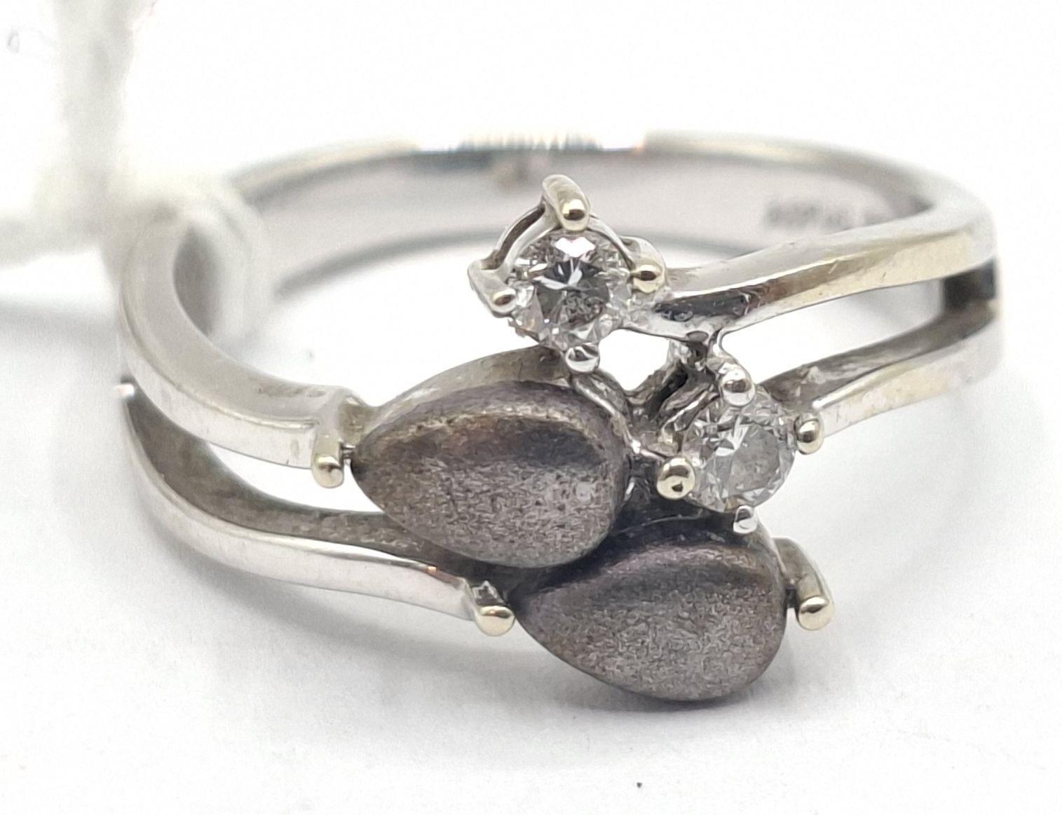 341 · 18CT GOLD DIAMOND RING