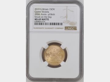 2019 ELIZABETH II STRUCK ON THE DAY 200TH ANNIVERSARY VICTORIA PLAIN EDGE GOLD SOVEREIGN MS69 MATTE