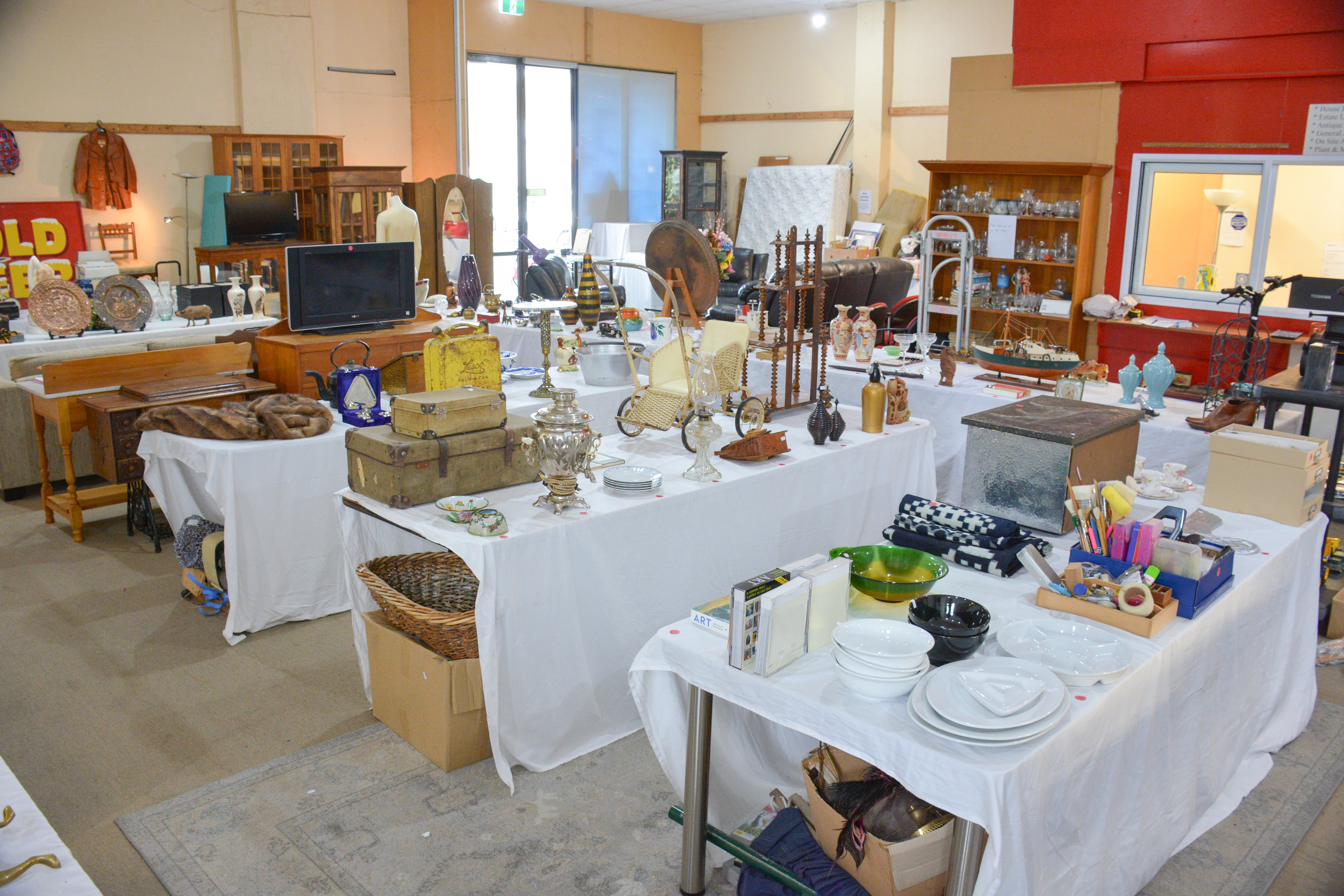 Collectable, Furniture and Jewellery Auction | Lipscombe Auction House ...