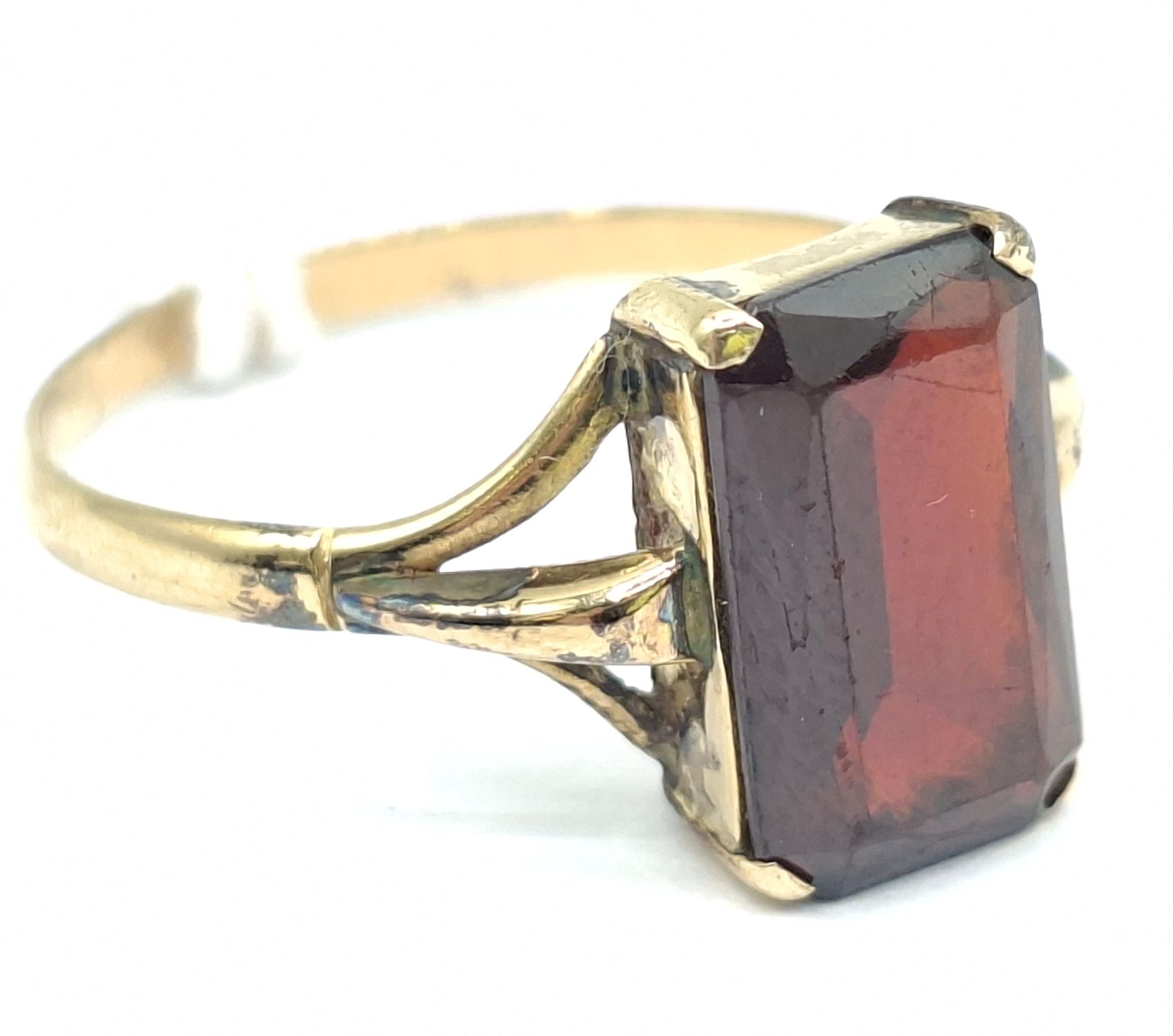 1081 · 9CT GOLD GARNET RING
