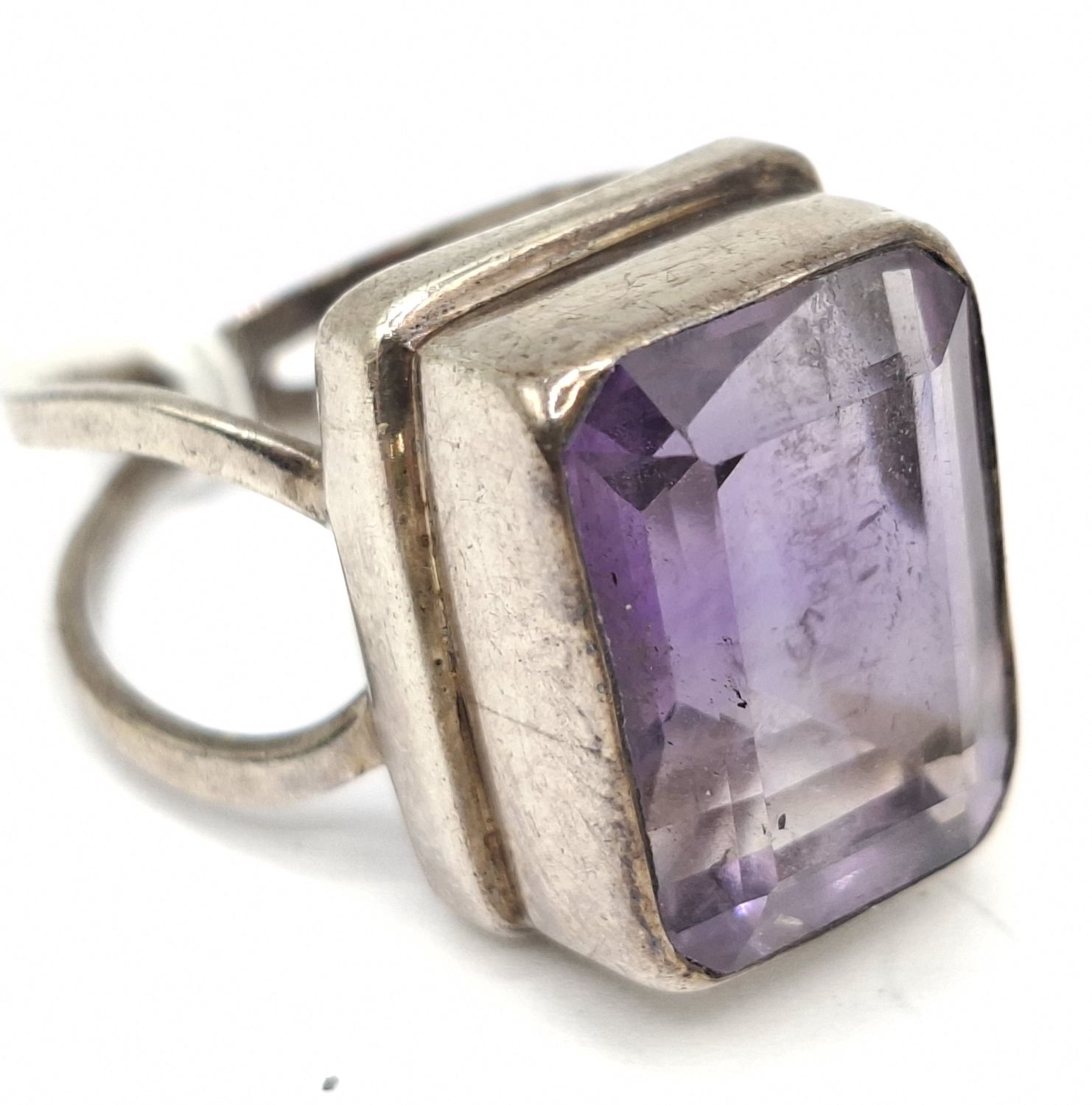 1049 · STERLING SILVER AMETHYST RING