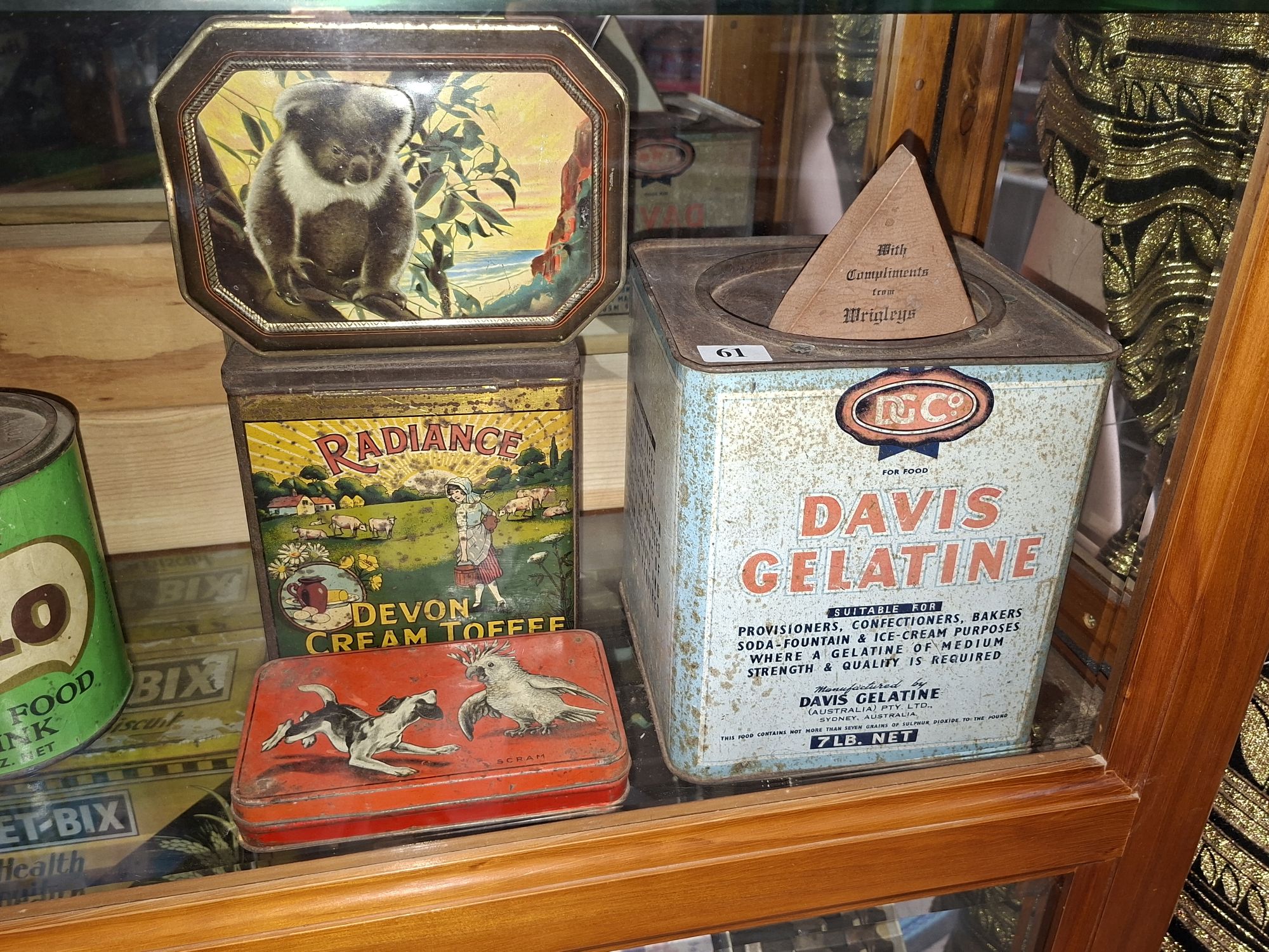 61 · 4 VINTAGE TINS
