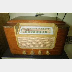 Sentinel Vintage tube radio (Does power on, not sure if it will pick up a station)