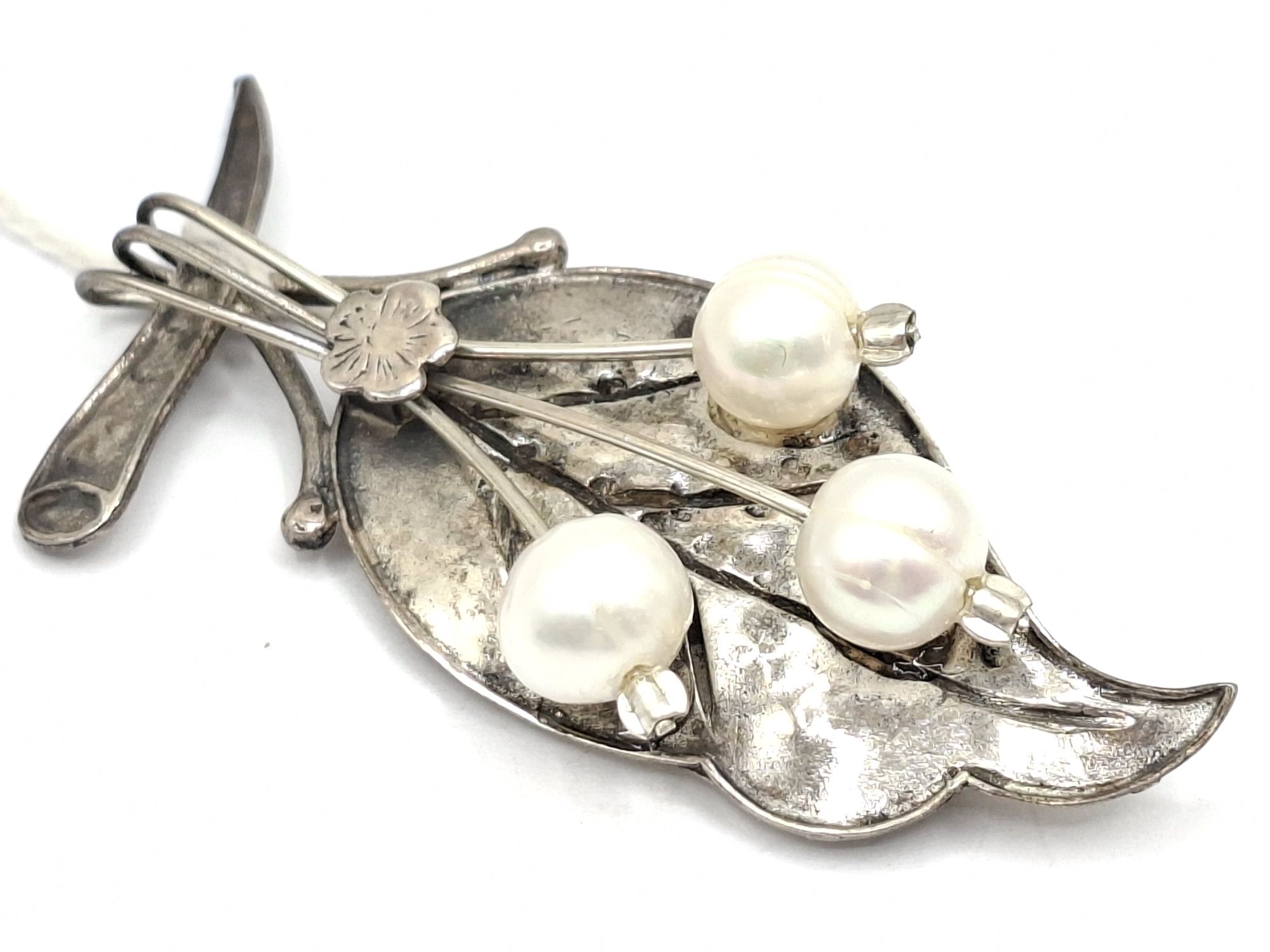 1052 · 925 SILVER AND PEARL BROOCH