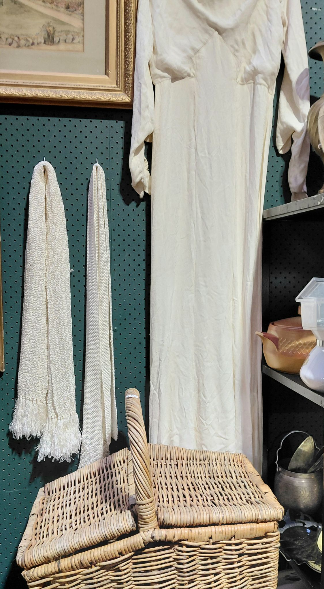 393 · SILK SCARFES, DRESS AND PICNIC BASKET