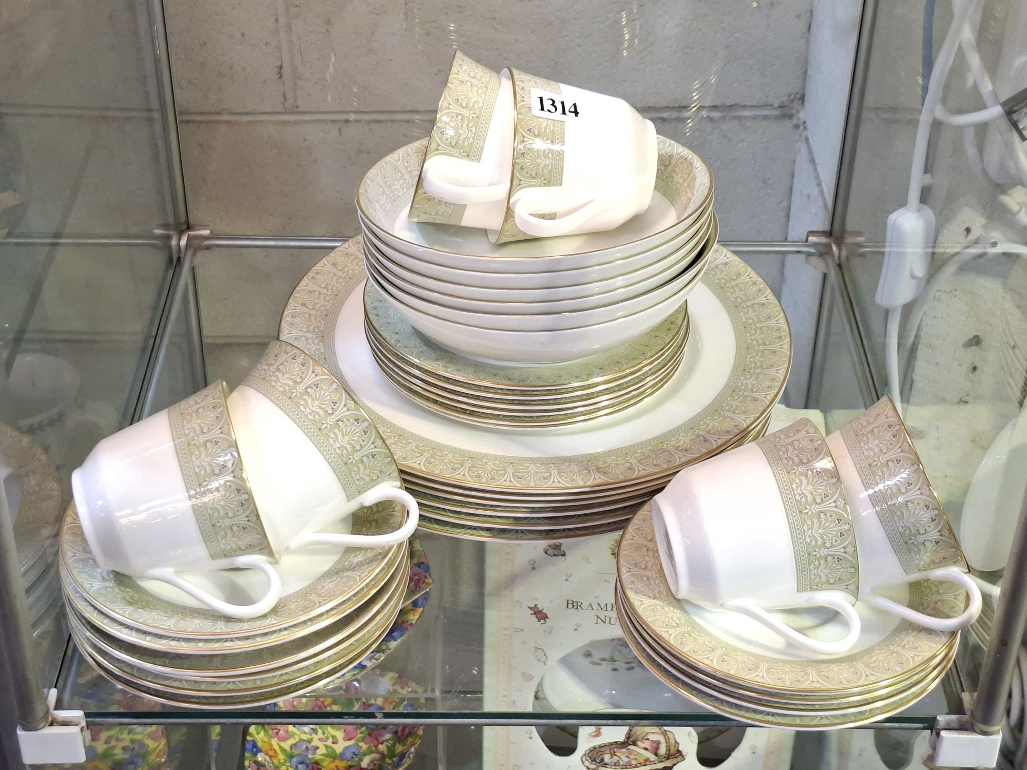1314 · ROYAL DOULTON DINNER SET