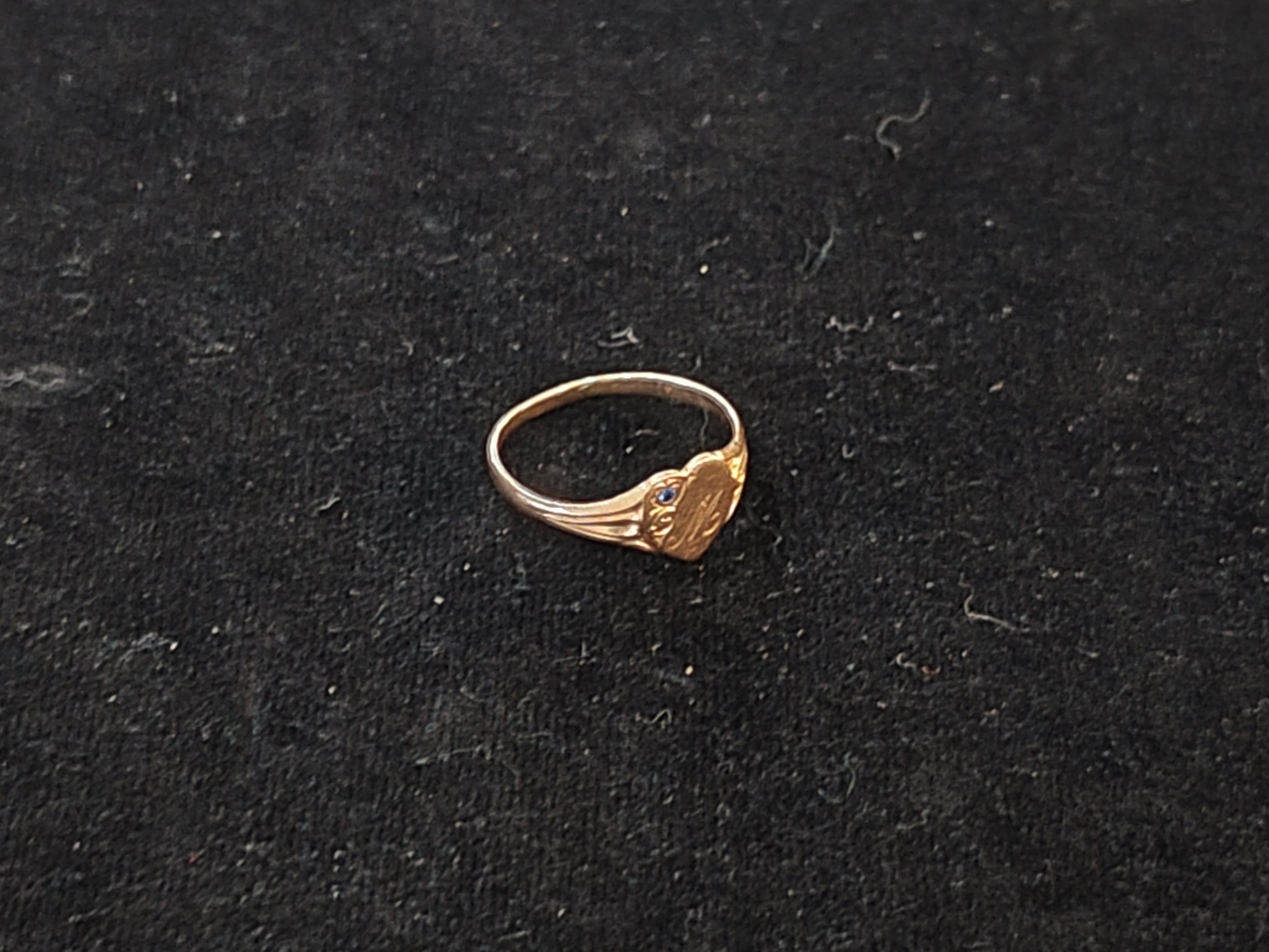 9ct Marked Female Signet Heart Ring w Blue Stone — NZ auction result