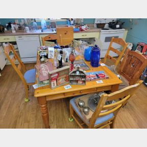 Dining table with 4 chairs and 1 leaf. 1 Bonus chair