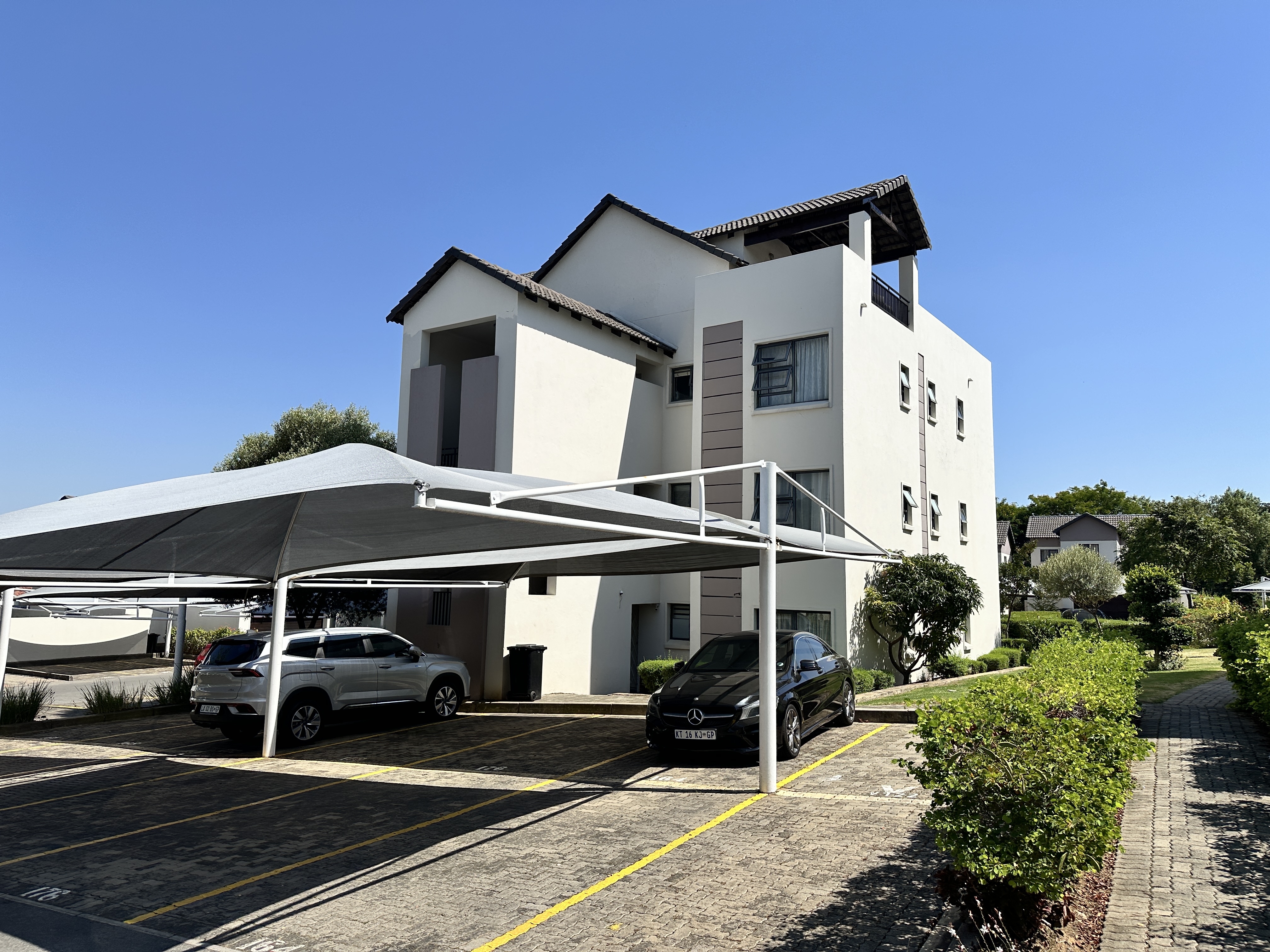 2 Bedroom Unit in The View, Fourways | Asset Auctions