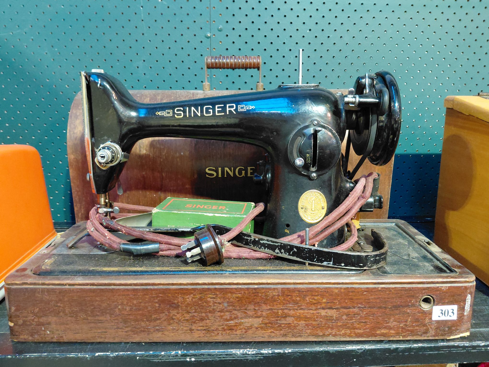 303 · SINGER SEWING MACHINE