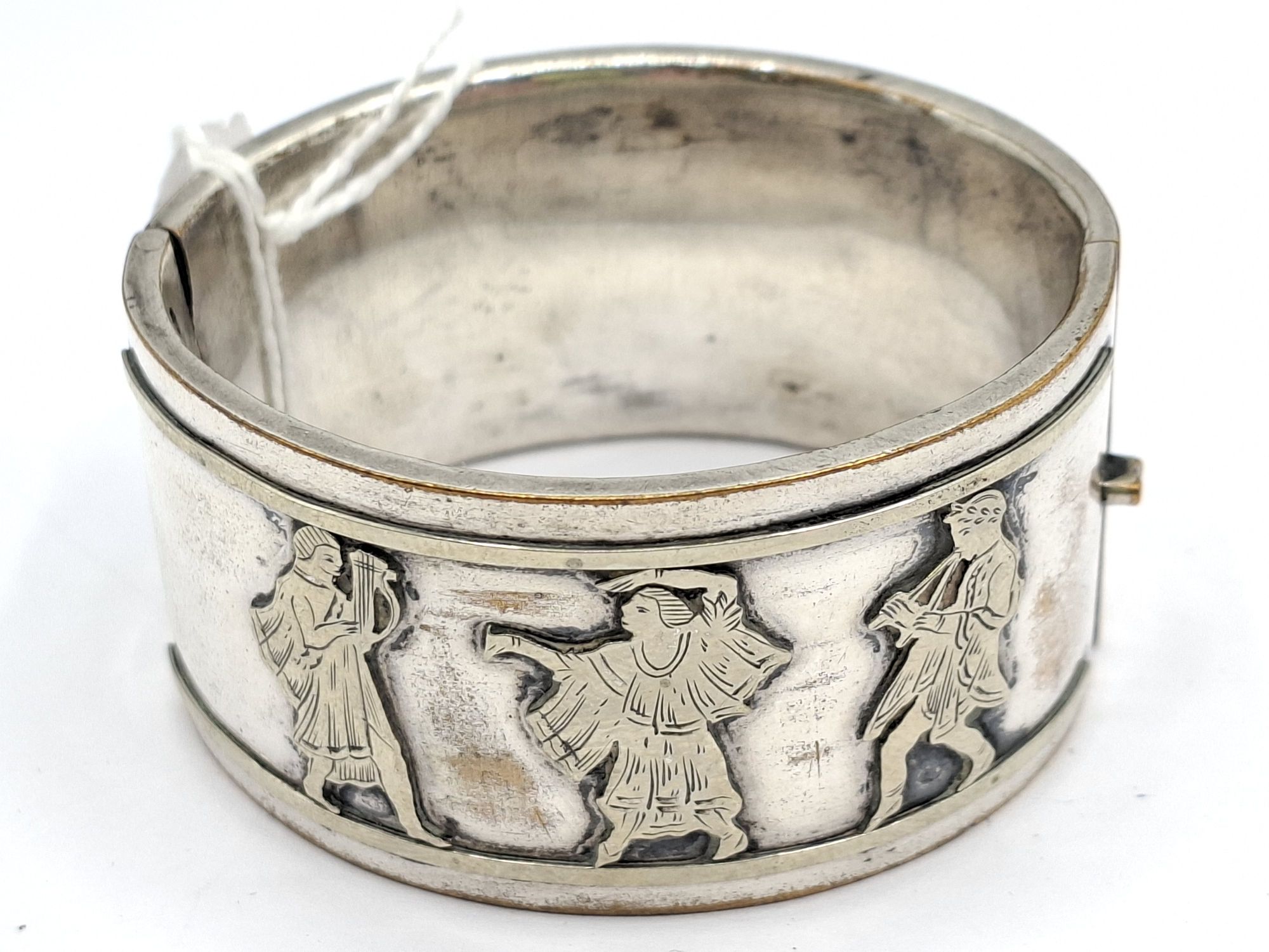 1008 · FIGURAL HINGED BANGLE