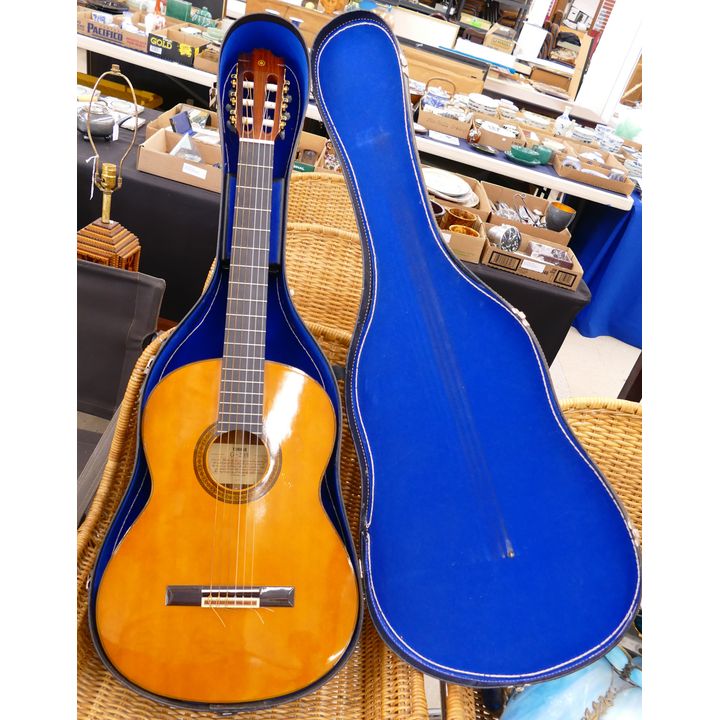 Yamaha G-235 Accoustic Guitar w/ Case- 40''