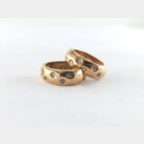 10 ROUND DIAMONDS IN YELLOW GOLD HUGGIES