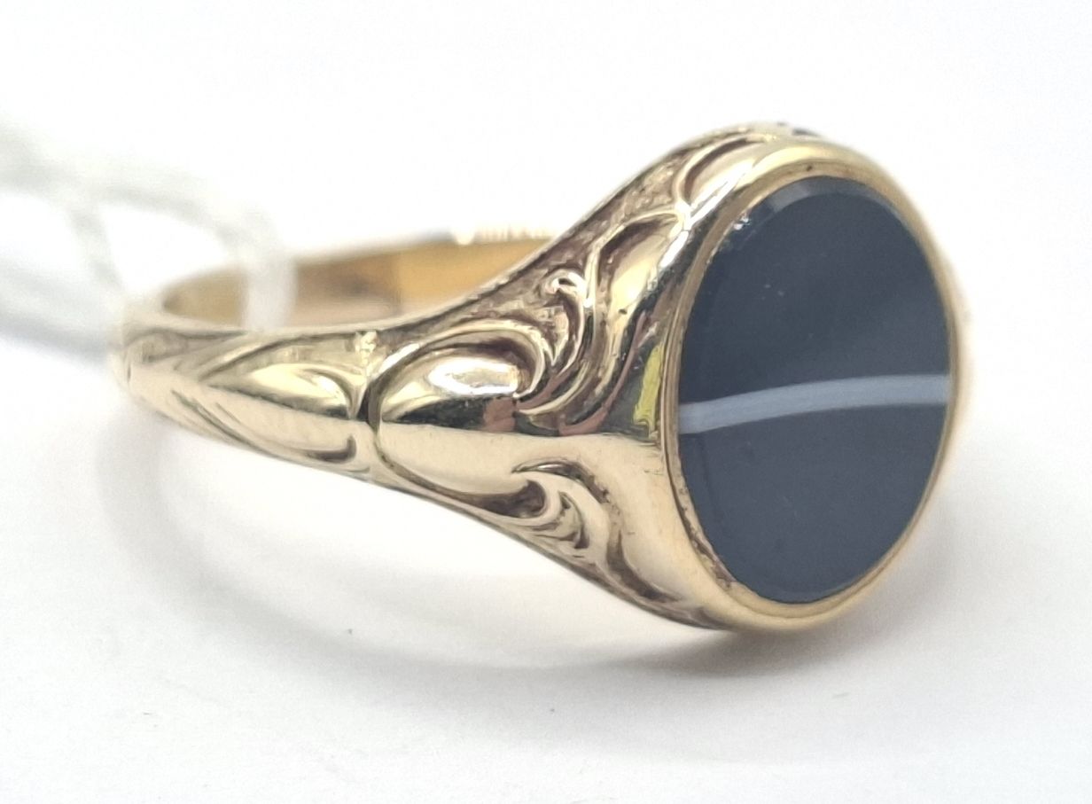 231 · 9CT GOLD SIGNET RING