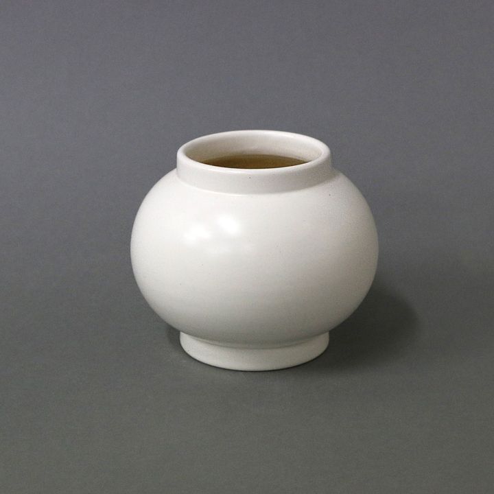 Ernest Shufflebotham for Crown Lynn Potteries - Small hand-potted spherical vase
