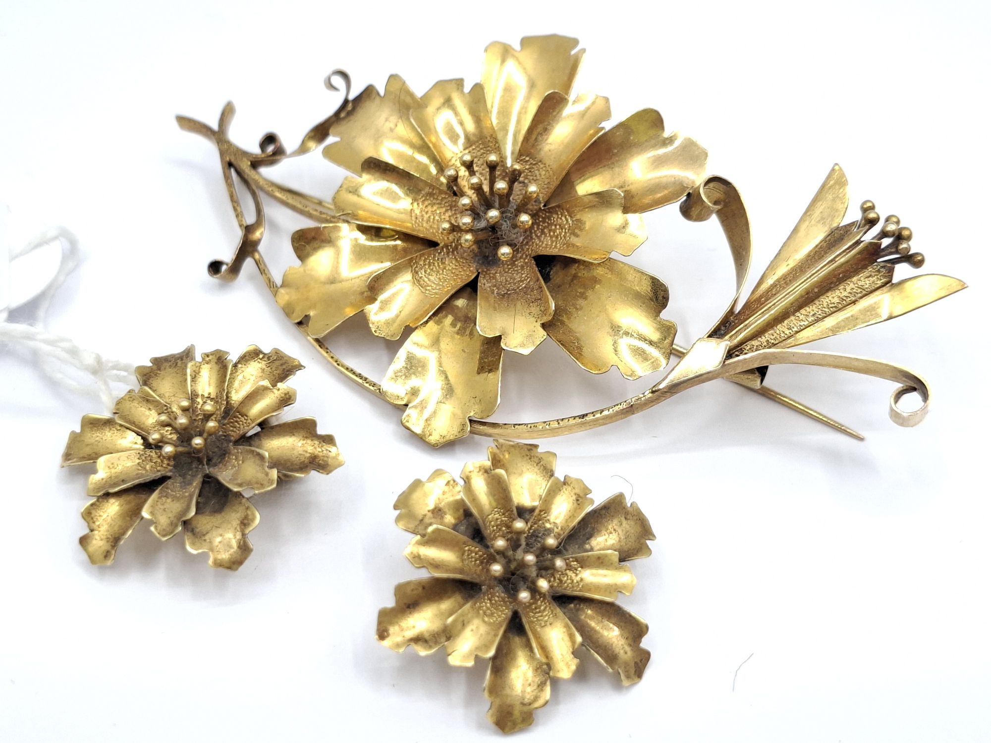 1106 · GOLD PLATED FLORAL EARRINGS AND BROOCH